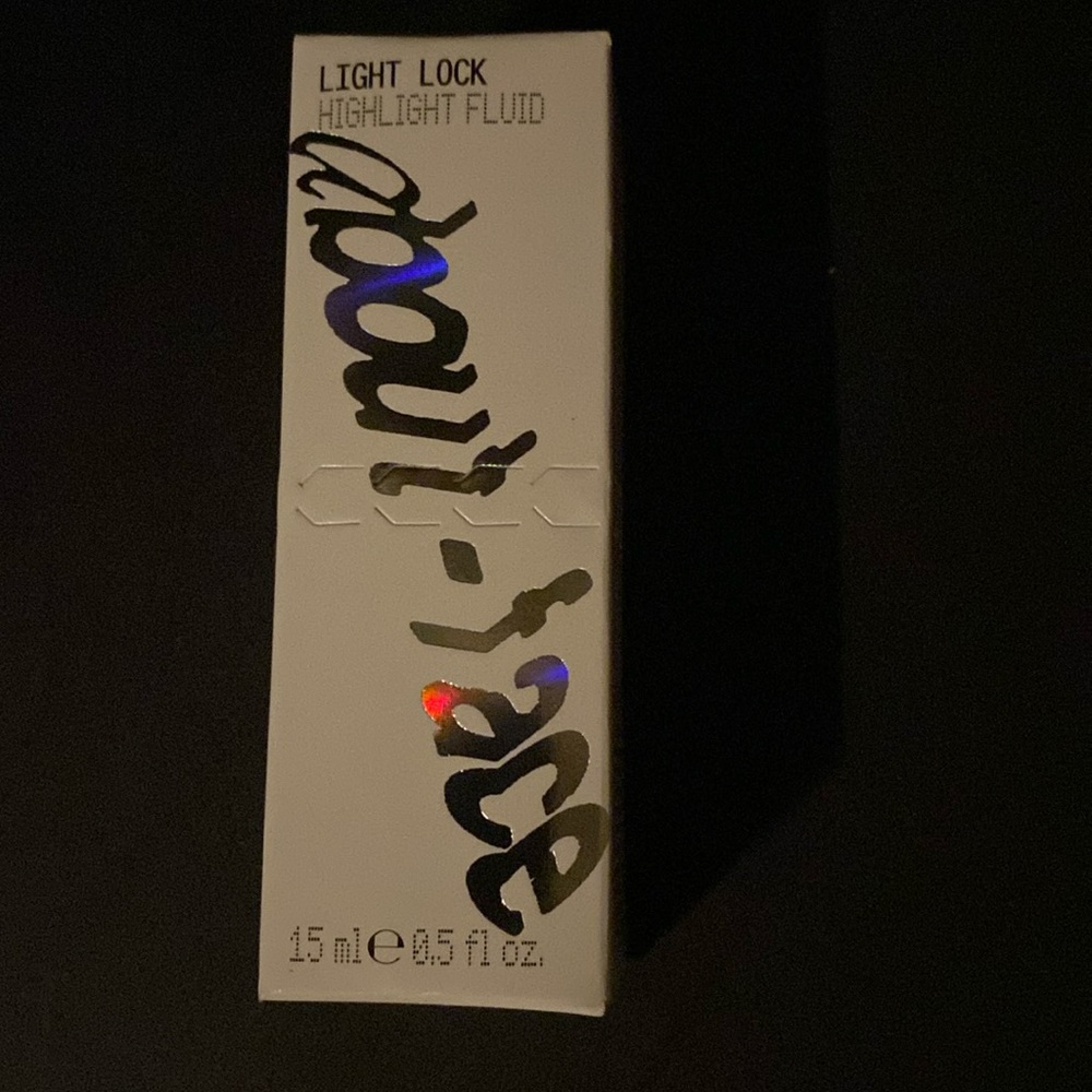 About face light lock highlight fluid